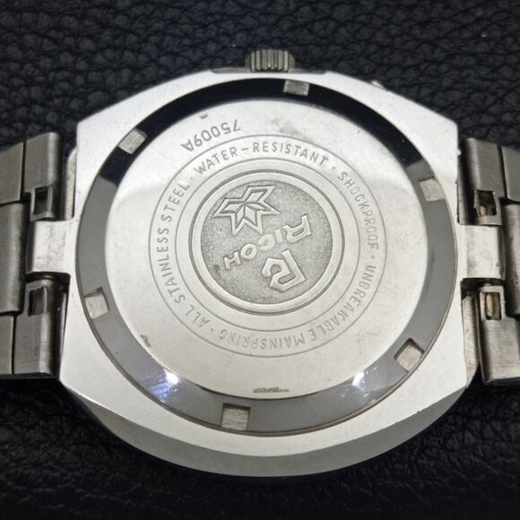 Vintage 1972 Ricoh Automatic Mens Silver Watch W/daydate & Red accents - Picture 8 of 10